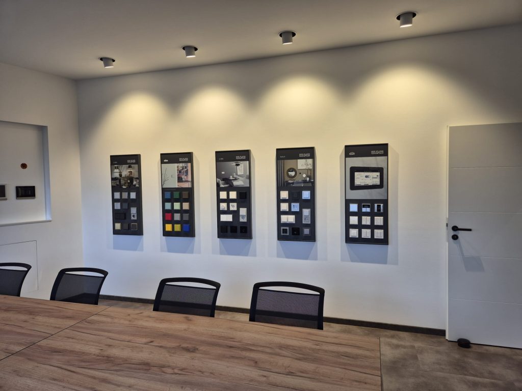 KNX-Showroom für Smart Home: Bemusterungstisch mit Gira-Tafel und JUNG-Musterwänden