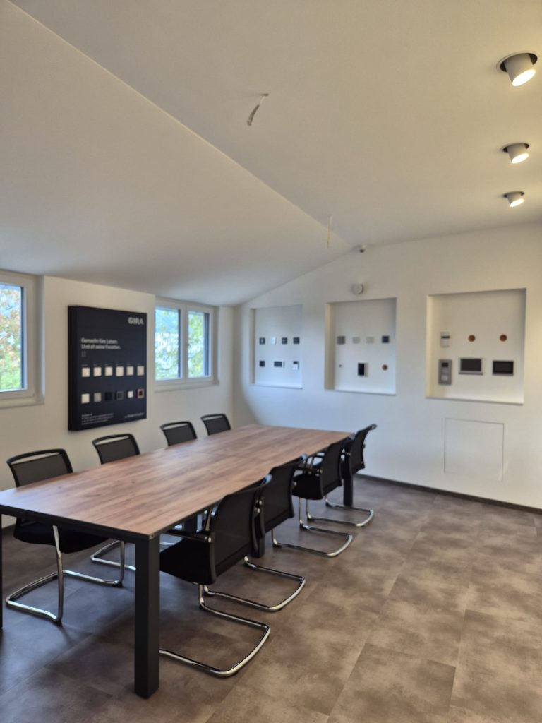 Gira Tastsensoren, Türsprechanlage und Raumtemperaturregler in Wandnischen im KNX-Showroom