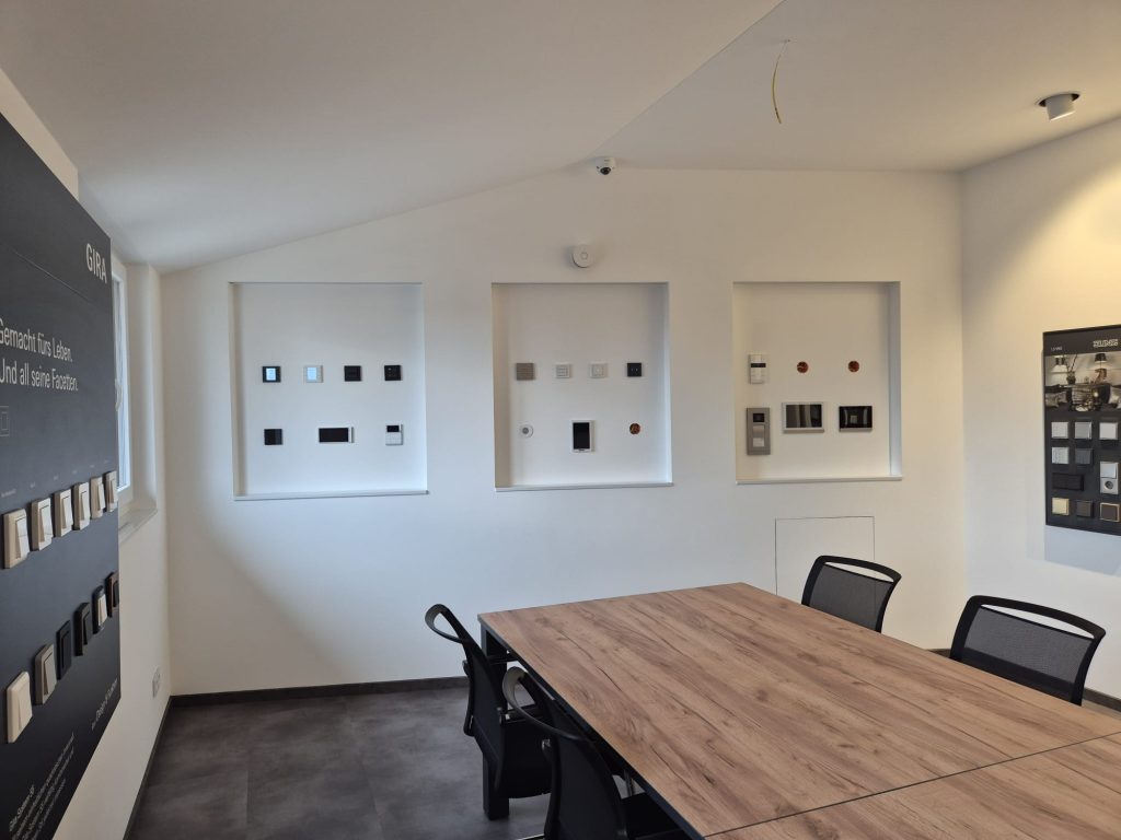 KNX-Showroom: JUNG Musterwände LS 990 und Serie A mit KNX-Panel unter Akzentbeleuchtung