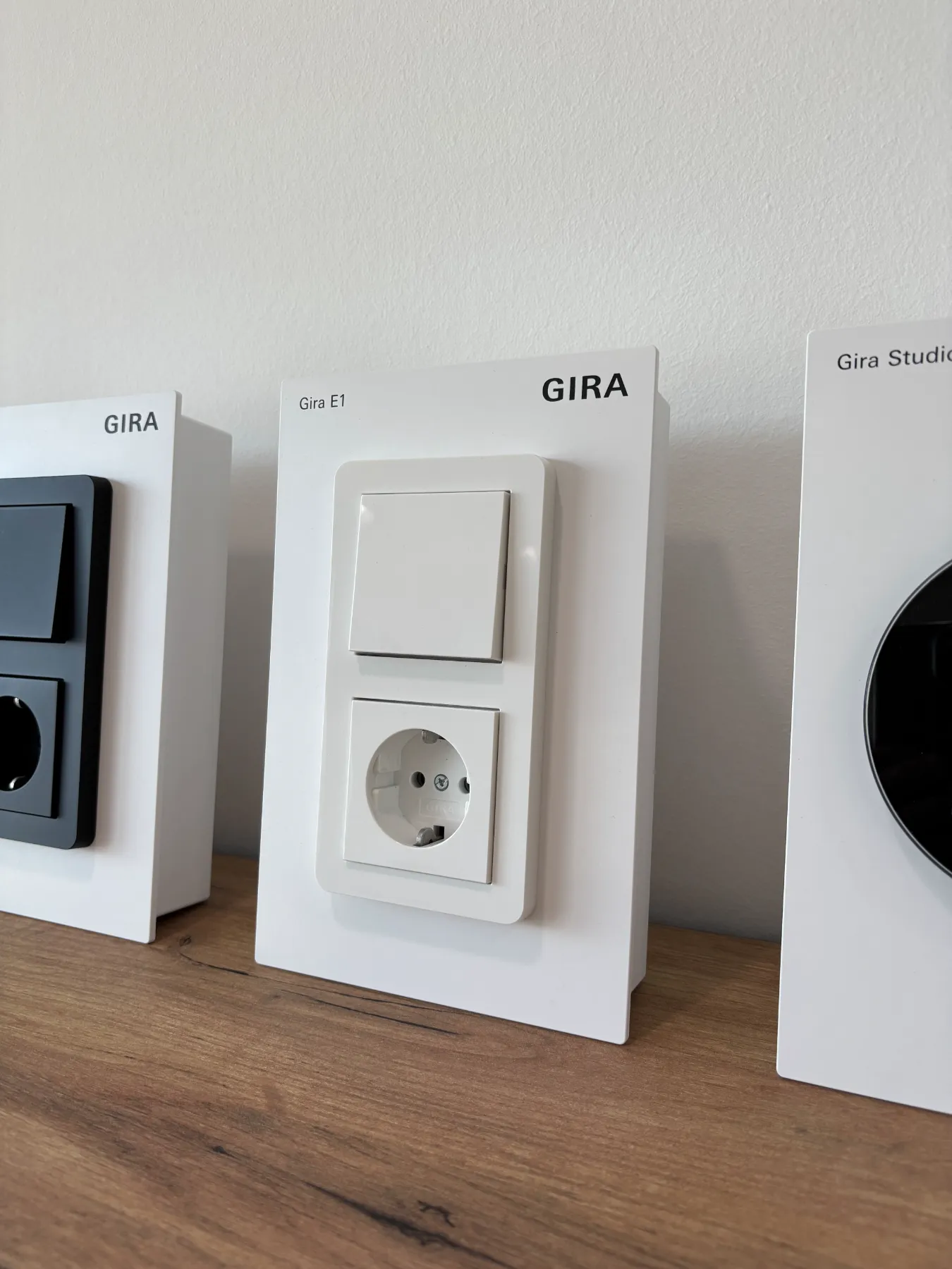 Gira E1 Reinweiß matt