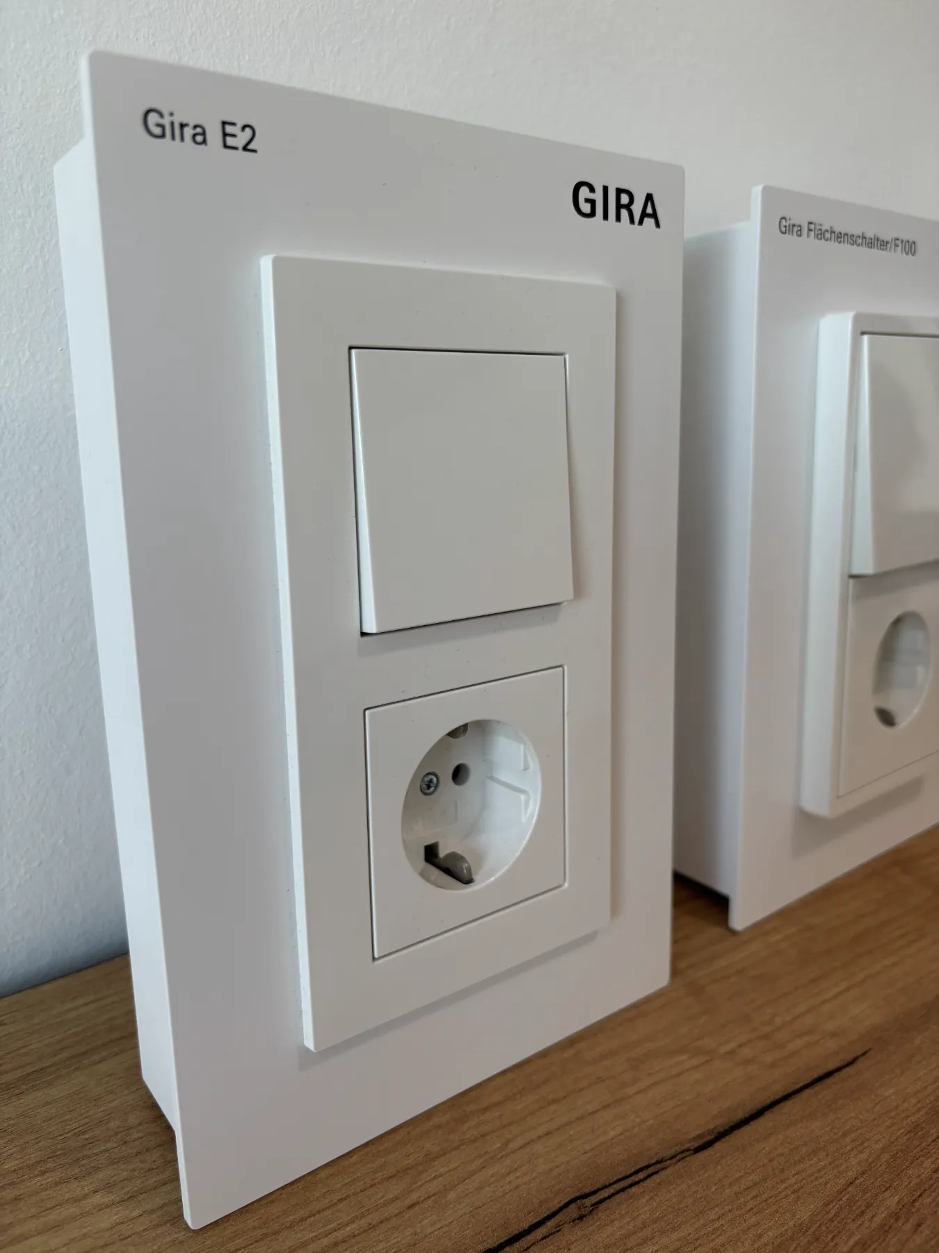 Gira E2 Reinweiß mit Schalter und Steckdose als Tischmuster