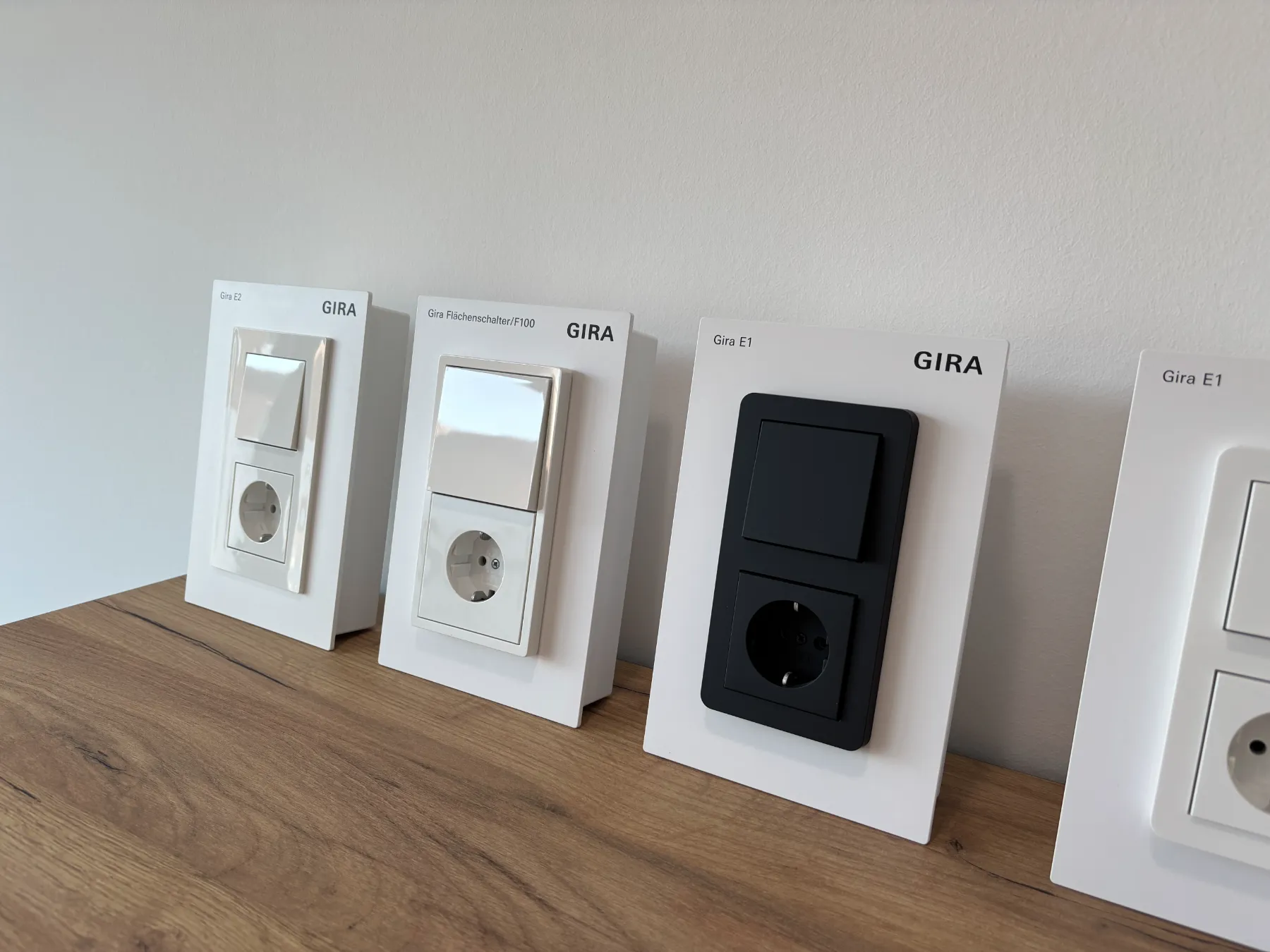 Gira E2, Flächenschalter F100 und E1 schwarz als Tischmuster