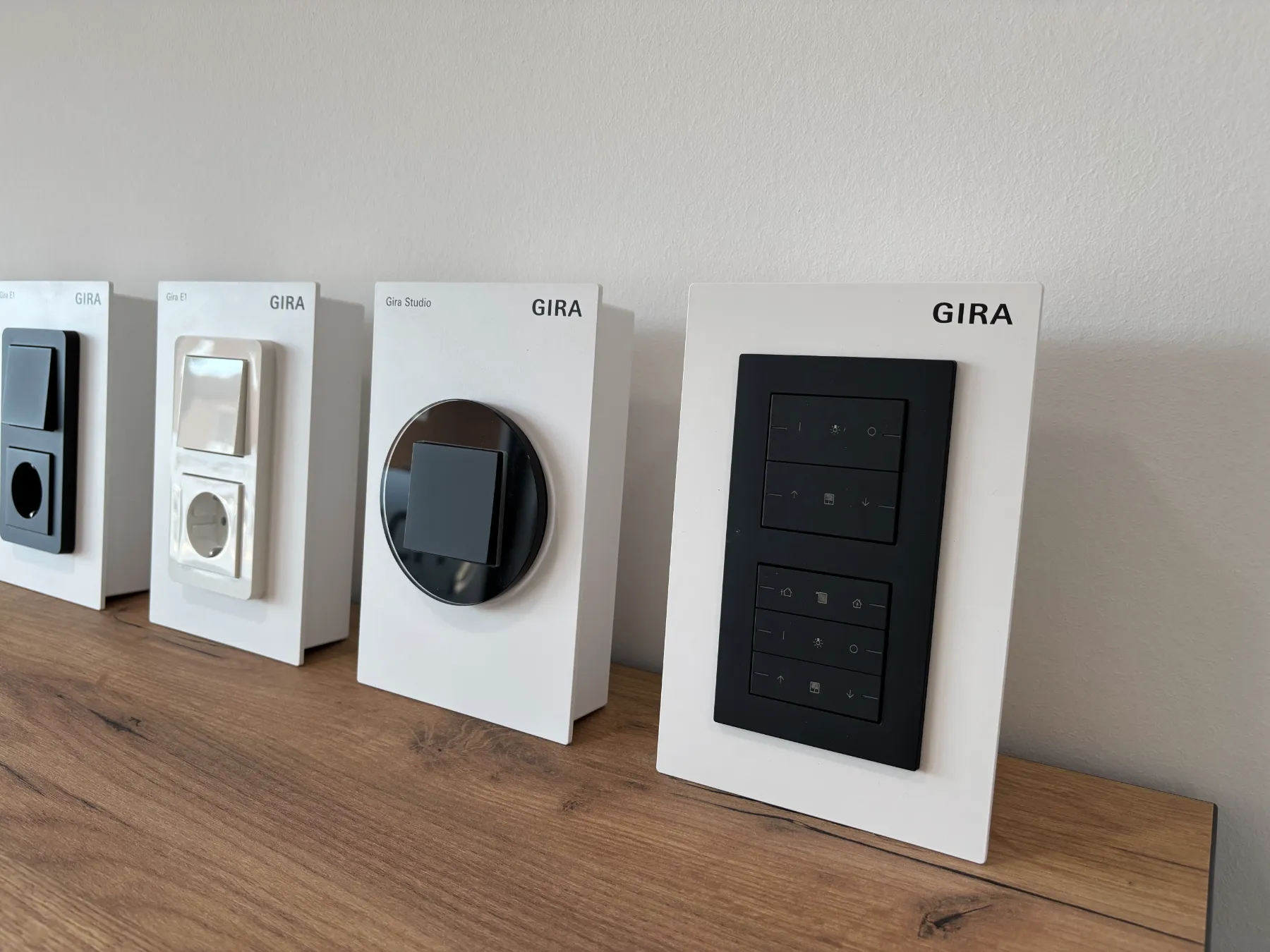 Gira E1, Studio und KNX-Tastsensor am Bemusterungstisch