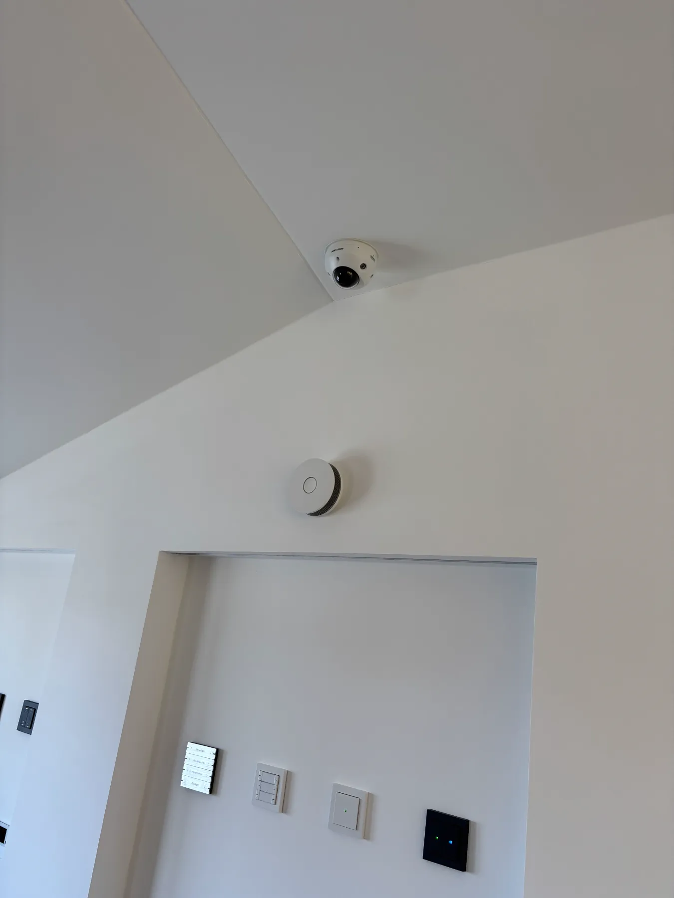 Hikvision Dome-Kamera und Rauchmelder im Showroom