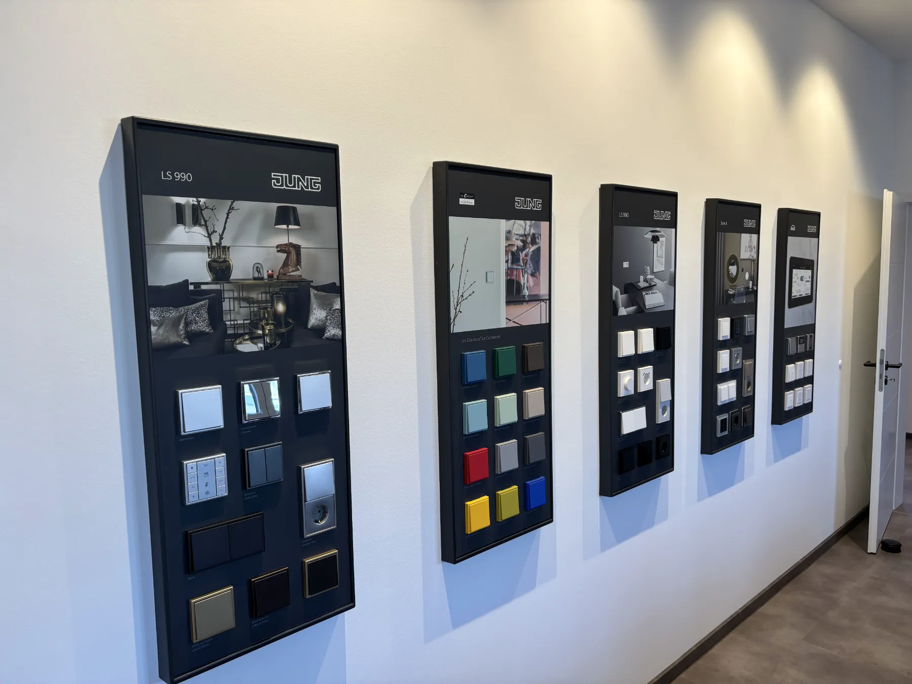 JUNG Musterwände LS 990, Le Corbusier und Serie A im Showroom