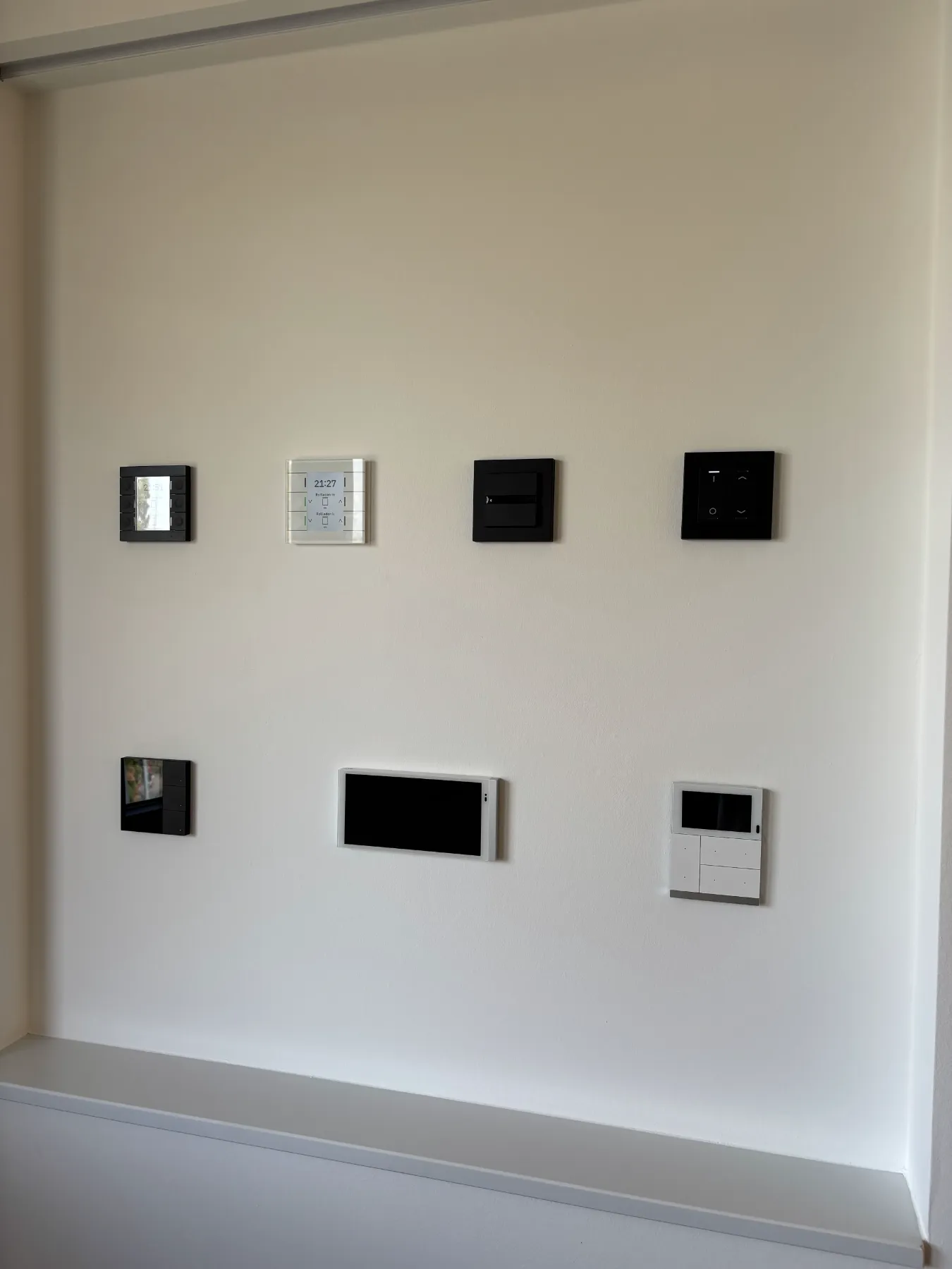 Ekinex- und MDT-Taster mit Displays an der Musterwand
